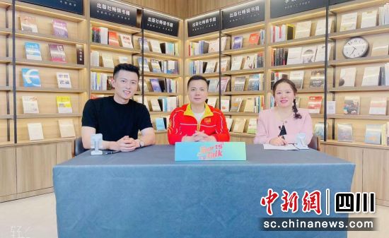张湘祥和主持人及嘉宾在新网银行直播间。新网银行供图 张湘祥和主持人及嘉宾在新网银行直播间。新网银行供图