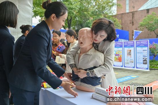 活动现场群众学习急救方法。记者 刘忠俊 摄 活动现场群众学习急救方法。记者 刘忠俊 摄