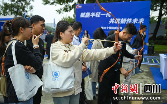 活动现场群众体验射箭灭火游戏。刘忠俊 摄 活动现场群众体验射箭灭火游戏。刘忠俊 摄