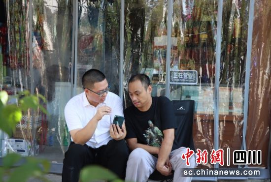 讲解最新政策。侯嘉文 摄 讲解最新政策。侯嘉文 摄