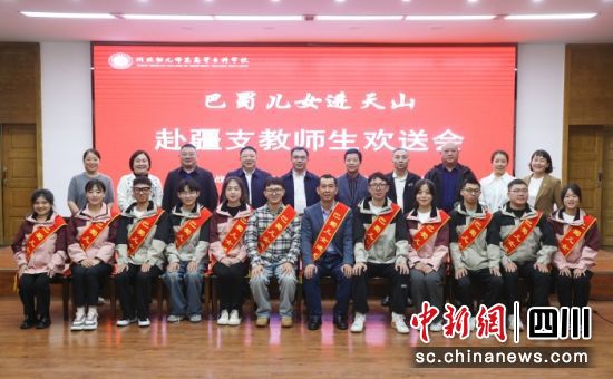 合影留念。何韵萍 摄 合影留念。何韵萍 摄