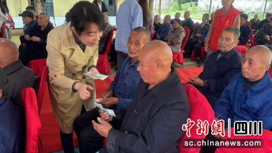 慰问现场。邛崃市委统战部供图 慰问现场。邛崃市委统战部供图