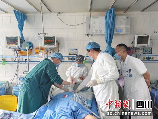 医护团队查看患者病情。成都市六医院 供图 医护团队查看患者病情。成都市六医院 供图