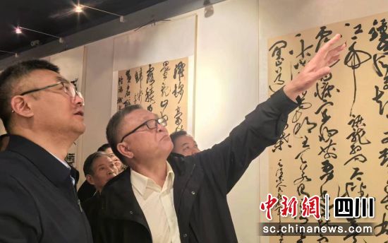观展现场。沿滩融媒 供图 观展现场。沿滩融媒 供图