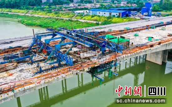 主桥合龙现场。富顺融媒 供图 主桥合龙现场。富顺融媒 供图