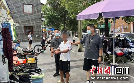 嫌疑人指认作案现场。荣县警方 供图 嫌疑人指认作案现场。荣县警方 供图