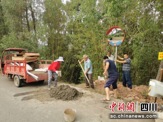 安装转角凸透镜。 蒋沁眙 摄 安装转角凸透镜。 蒋沁眙 摄