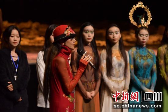 杨丽萍介绍作品《春之祭》。成都城市音乐厅 供图 杨丽萍介绍作品《春之祭》。成都城市音乐厅 供图