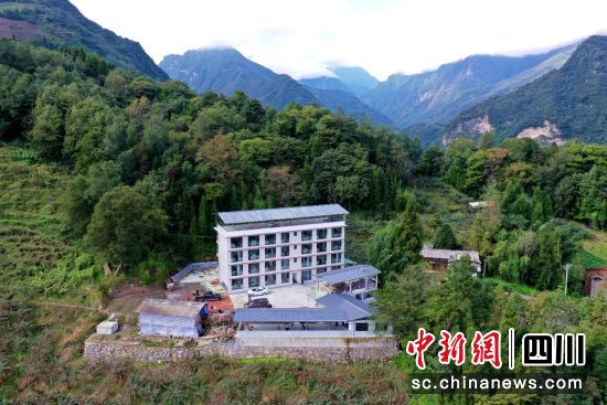 三江村民建在高半山的观景民宿。汶川县委宣传部供图 三江村民建在高半山的观景民宿。汶川县委宣传部供图