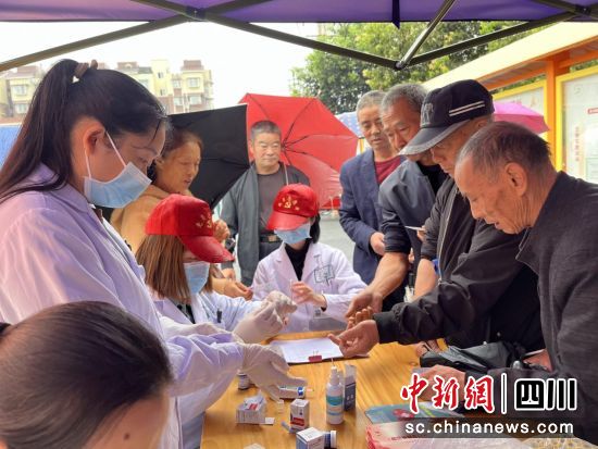对老人开展一对一基础健康检查。张子杰 摄 对老人开展一对一基础健康检查。张子杰 摄