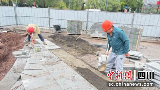 工人铺设石板砖。何海翔 摄 工人铺设石板砖。何海翔 摄