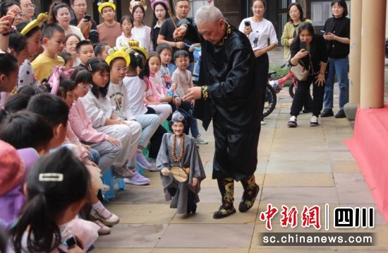 正在现场表演。成都绿舟博物馆 供图 正在现场表演。成都绿舟博物馆 供图