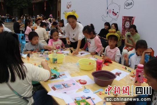 一起现场互动。 成都绿舟博物馆 供图 一起现场互动。 成都绿舟博物馆 供图