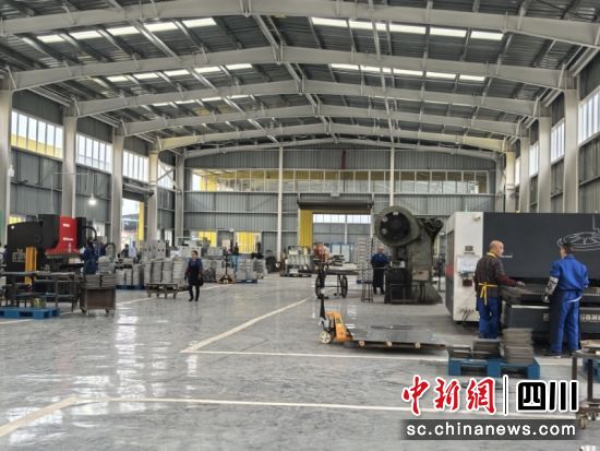 四川普乐科技有限公司热火朝天忙生产。 贺云 摄 四川普乐科技有限公司热火朝天忙生产。 贺云 摄