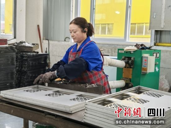 工人正在忙碌。 贺云 摄 工人正在忙碌。 贺云 摄