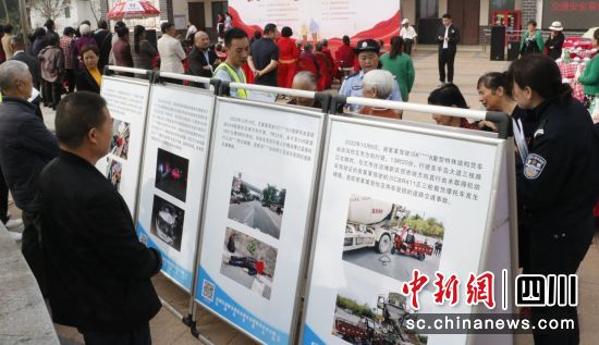 宣传活动现场。沿滩交警 供图 宣传活动现场。沿滩交警 供图