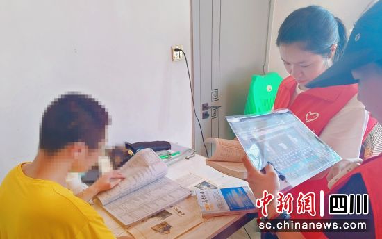 关爱困境儿童。贡井融媒 供图 关爱困境儿童。贡井融媒 供图