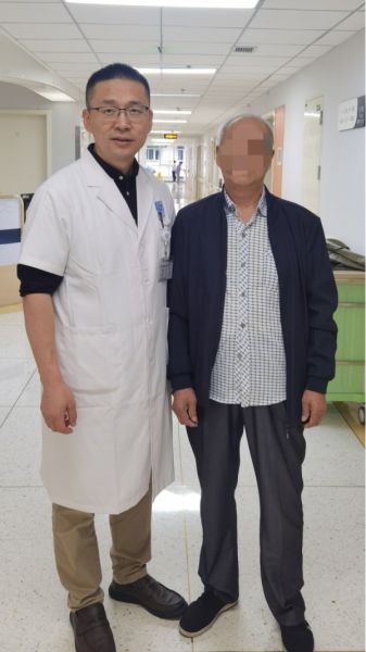 大爷康复后合影。姜金鑫 摄 大爷康复后合影。姜金鑫 摄