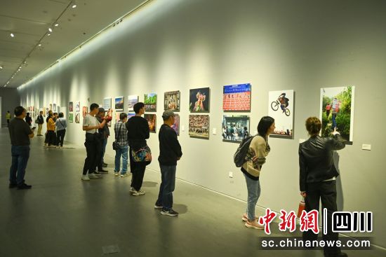 北京摄影函授学院(四川)建院四十周年摄影作品展吸引了不少摄影爱好者观展。记者 刘忠俊 摄 北京摄影函授学院(四川)建院四十周年摄影作品展吸引了不少摄影爱好者观展。记者 刘忠俊 摄