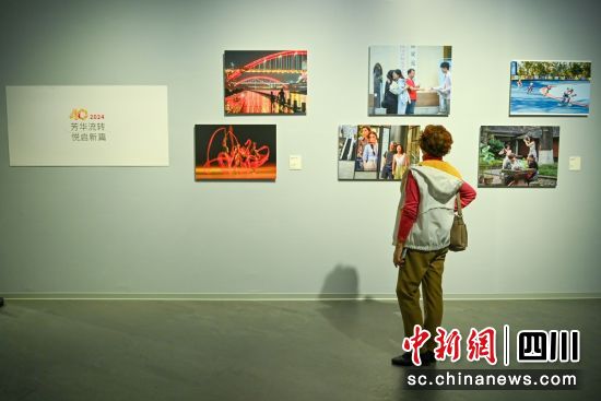 北京摄影函授学院(四川)建院四十周年摄影作品展吸引参观者。记者 刘忠俊 摄 北京摄影函授学院(四川)建院四十周年摄影作品展吸引参观者。记者 刘忠俊 摄