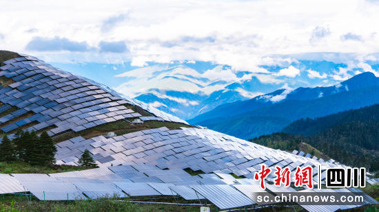 “水光互补”是高原光伏电站较为高效的一种模式。中建二局四川公司供图 “水光互补”是高原光伏电站较为高效的一种模式。中建二局四川公司供图