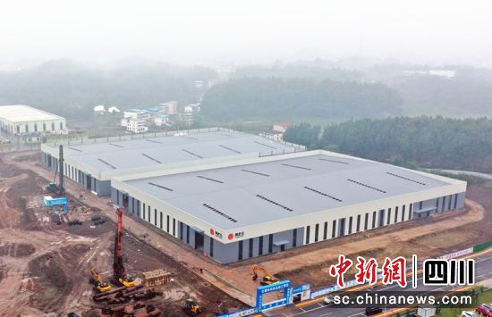 红薯休闲食品加工项目建设现场。廖桂华 摄 红薯休闲食品加工项目建设现场。廖桂华 摄