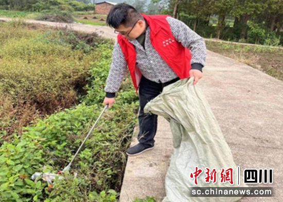 志愿者开展农药包装废弃物回收。雨城融媒 供图 志愿者开展农药包装废弃物回收。雨城融媒 供图