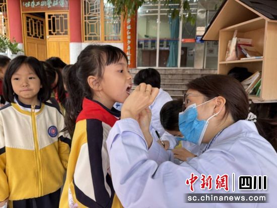 医务人员正在对学生开展口腔健康检查。刘倩 摄 医务人员正在对学生开展口腔健康检查。刘倩 摄