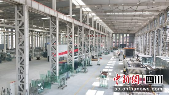 三联玻璃智能工厂车间,智能机器有条不紊地工作。黄骞 摄 三联玻璃智能工厂车间,智能机器有条不紊地工作。黄骞 摄