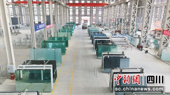 一块块成品玻璃堆放在储存区。黄骞 摄 一块块成品玻璃堆放在储存区。黄骞 摄