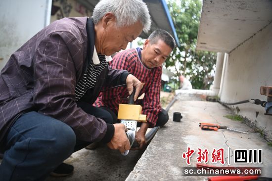 工人正在安装水管。周亮 摄 工人正在安装水管。周亮 摄