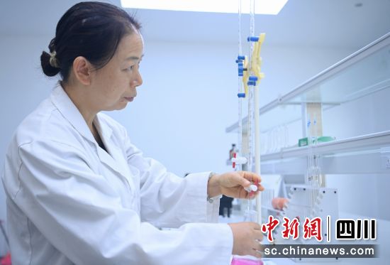 自来水厂工作人员正在检测水质。周亮 摄 自来水厂工作人员正在检测水质。周亮 摄