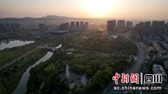 朝阳下的营山县城。郭明 摄 朝阳下的营山县城。郭明 摄