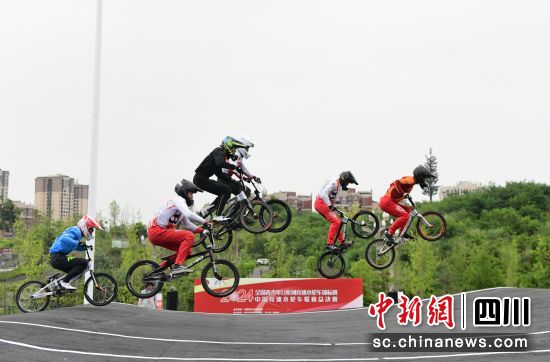 2024年全国青少年U系列竞速小轮车锦标赛比赛现场。郭明 摄 2024年全国青少年U系列竞速小轮车锦标赛比赛现场。郭明 摄