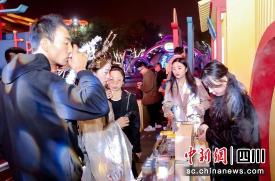 市民品尝蒙顶山茶。名山区委宣传部 供图 市民品尝蒙顶山茶。名山区委宣传部 供图