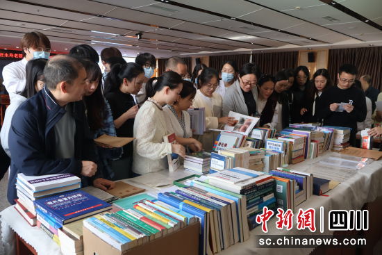 德阳市人民医院医护人员翻阅汪永寿留下的珍贵资料。 李睿 摄 德阳市人民医院医护人员翻阅汪永寿留下的珍贵资料。 李睿 摄
