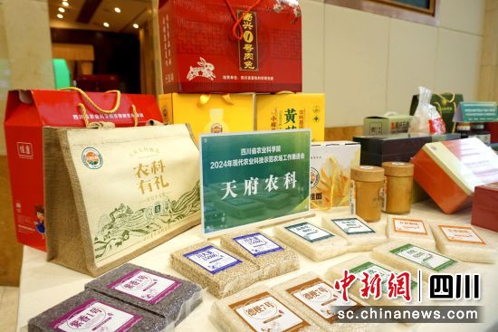 现场展示的农产品。陈选斌 摄 现场展示的农产品。陈选斌 摄