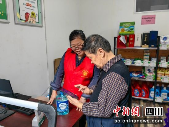 正在付款。李静 摄 正在付款。李静 摄