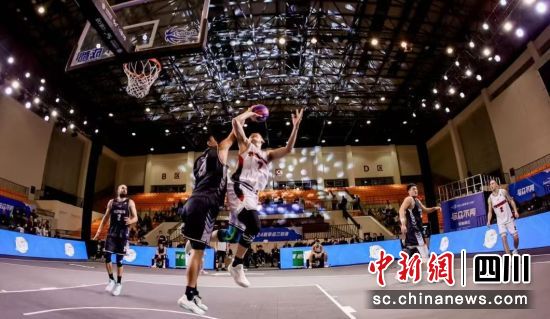 2024赛季中国男子三人篮球超级联赛(超三联赛)成都大区赛第二站20日晚在成都中医药大学收官。 成都市篮协供图 2024赛季中国男子三人篮球超级联赛(超三联赛)成都大区赛第二站20日晚在成都中医药大学收官。 成都市篮协供图