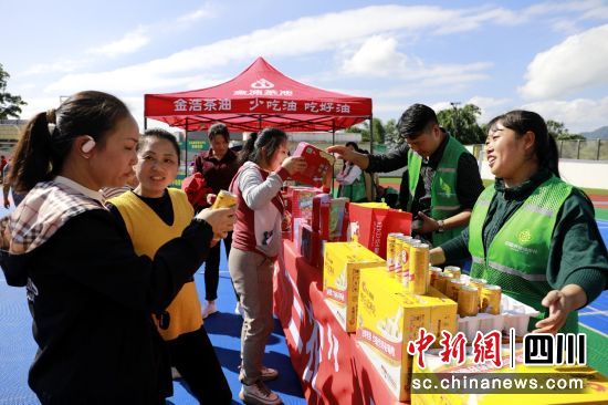 市民群众在供销赶集现场选购农特产品。王超明 摄 市民群众在供销赶集现场选购农特产品。王超明 摄