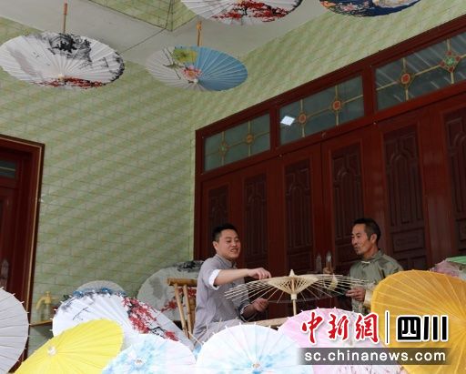 古法制作油黄伞。叙永县融媒体中心供图 古法制作油黄伞。叙永县融媒体中心供图
