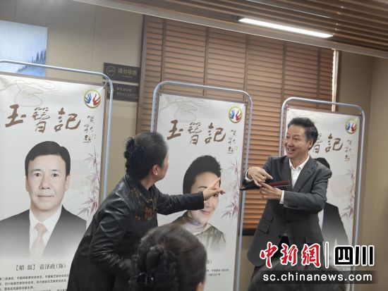 男主角肖德美和女主角杨美现场搭戏演绎。唐倩 摄 男主角肖德美和女主角杨美现场搭戏演绎。唐倩 摄