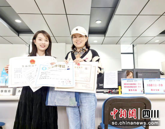 绵竹市政务服务中心行政审批高效办成一件事综合窗口快速为群众和企业办理业务。 罗天琪 摄 绵竹市政务服务中心行政审批高效办成一件事综合窗口快速为群众和企业办理业务。 罗天琪 摄
