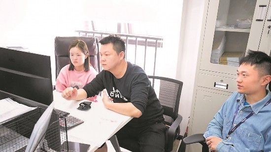 专案组民警正在研究案情 专案组民警正在研究案情