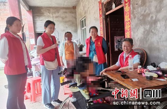 走访关爱困难儿童家庭。荣县民政 供图 走访关爱困难儿童家庭。荣县民政 供图
