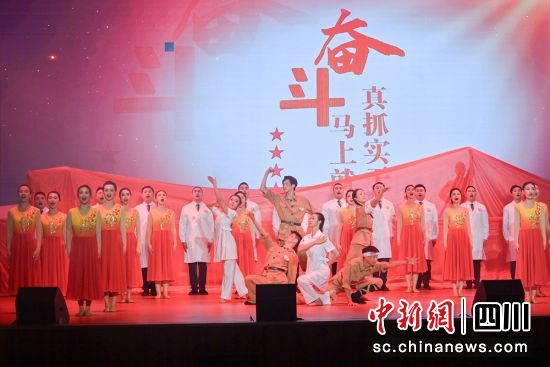 “初心不改 奋斗不止”文艺晚会演出现场。记者 刘忠俊 摄 “初心不改 奋斗不止”文艺晚会演出现场。记者 刘忠俊 摄