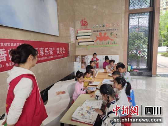 家门口的“文润少年 爱心书屋” 。赵天久 摄 家门口的“文润少年 爱心书屋” 。赵天久 摄