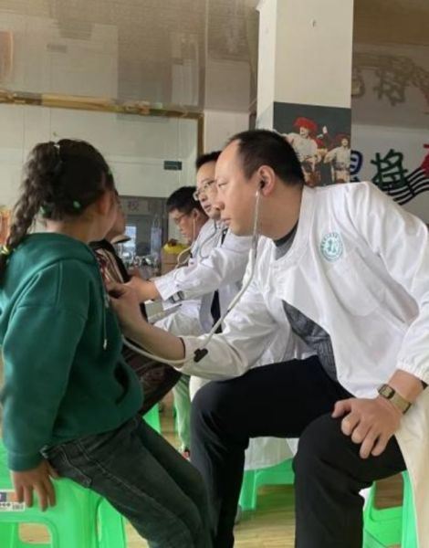 医生正在检查。陈杰 摄 医生正在检查。陈杰 摄