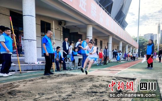 中小学生田径运动会比赛现场。何鑫 摄 中小学生田径运动会比赛现场。何鑫 摄