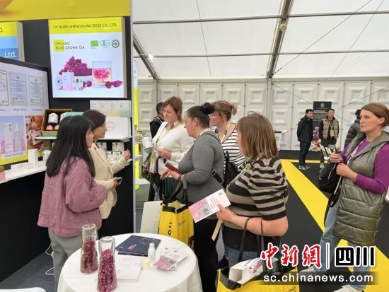外国客商正在参观洽谈。西充县委报道组供图 外国客商正在参观洽谈。西充县委报道组供图